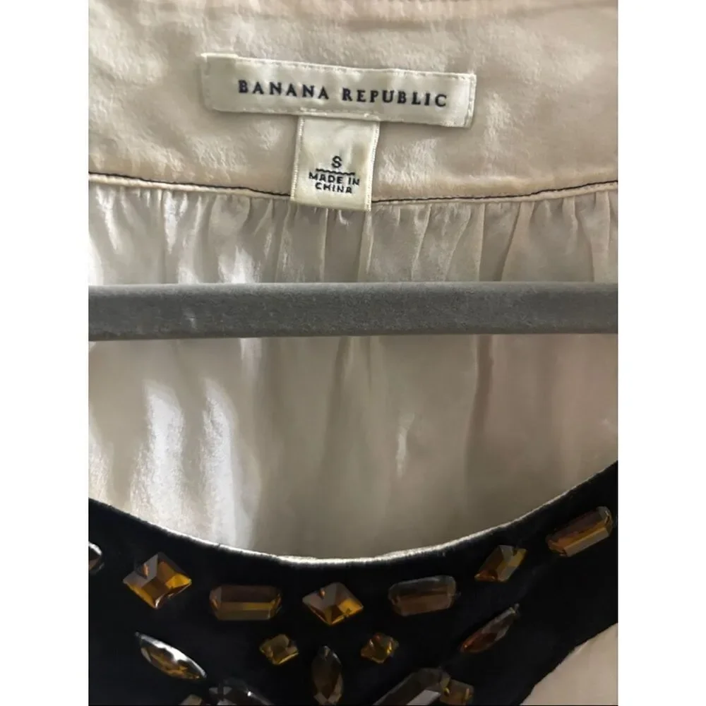 Banana Republic White Top with Black V-Neck and Amber Jewels, size S